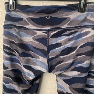 Lululemon Wunder Under Crop lll Blue Black & Gray Camouflage Leggings Size 6
